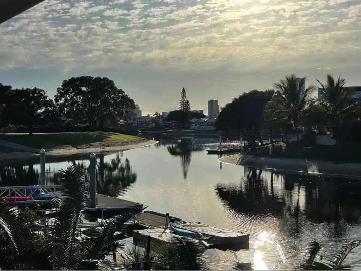 Broadbeach Bungalow - Heated Pool - Sleeps 7 골드코스트 외부 사진